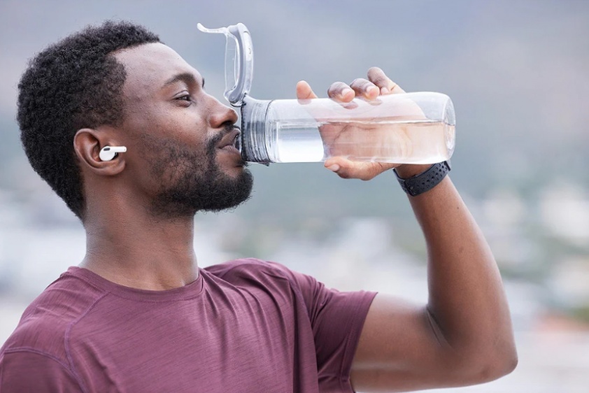 Água e metabolismo: por que manter-se hidratado é essencial para sua saúde