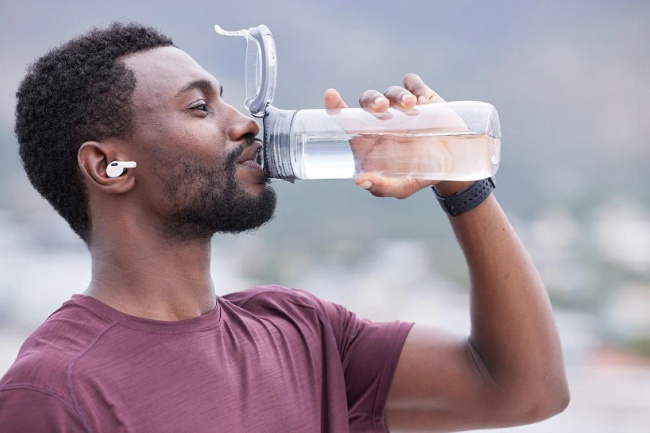 Água e metabolismo: por que manter-se hidratado é essencial para sua saúde